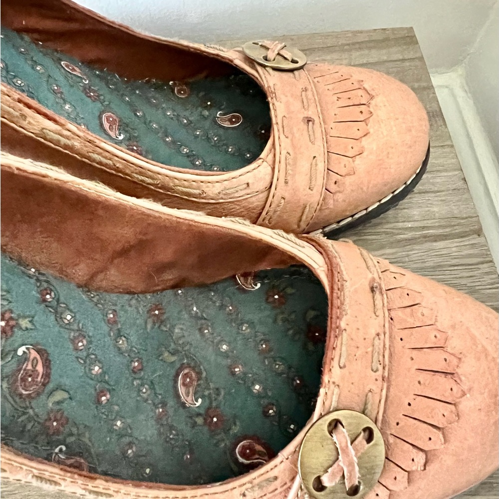 BC leather heels with interesting details. - Picture 3 of 6